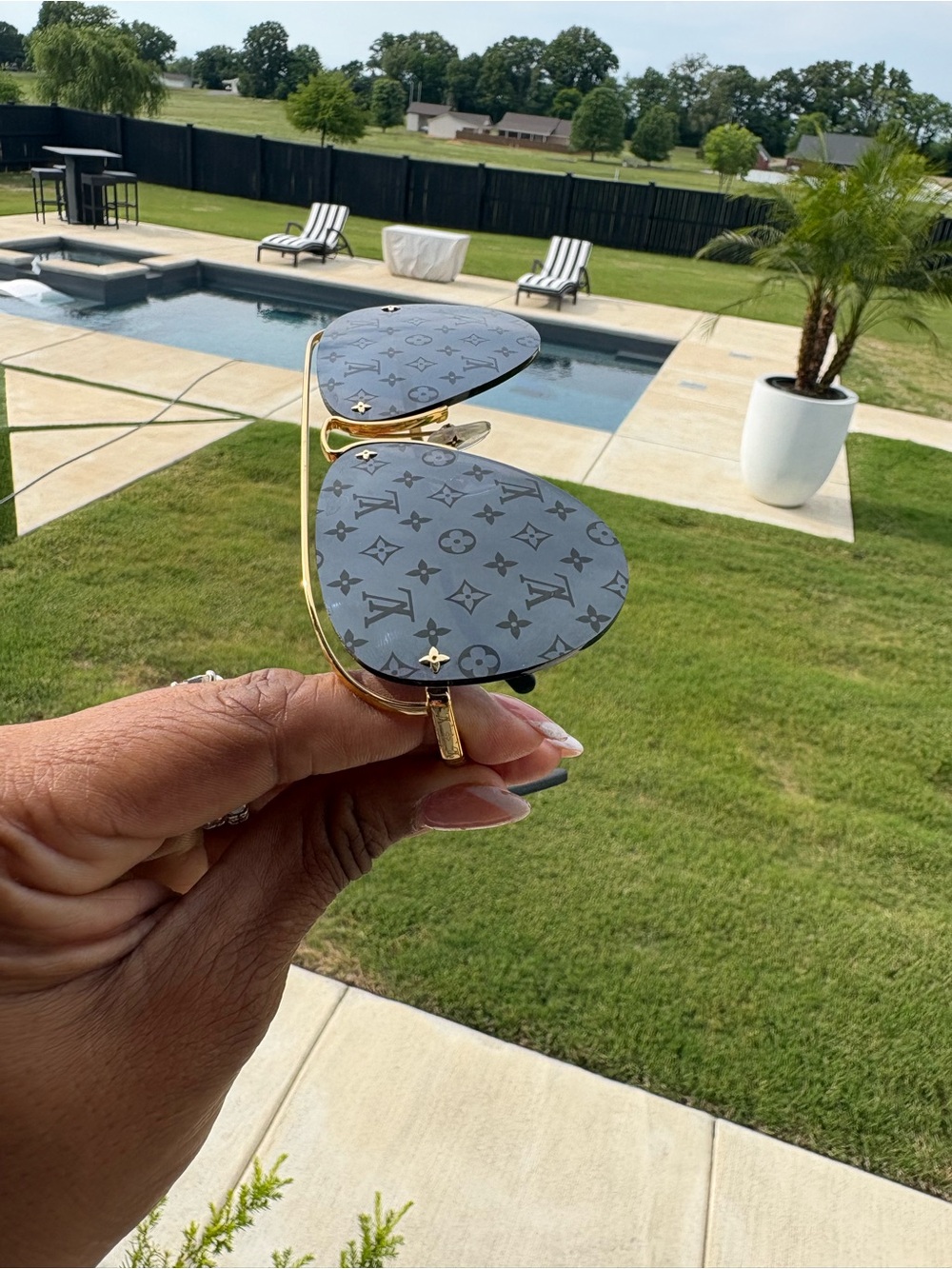 Authentic Louis Vuitton Monogram Aviator Sunglasses (firm) Black and Gold.